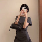 Robe courte gris haut de gamme avec col dégagé et manches courtes