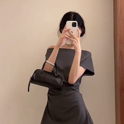 Robe courte gris haut de gamme avec col dégagé et manches courtes