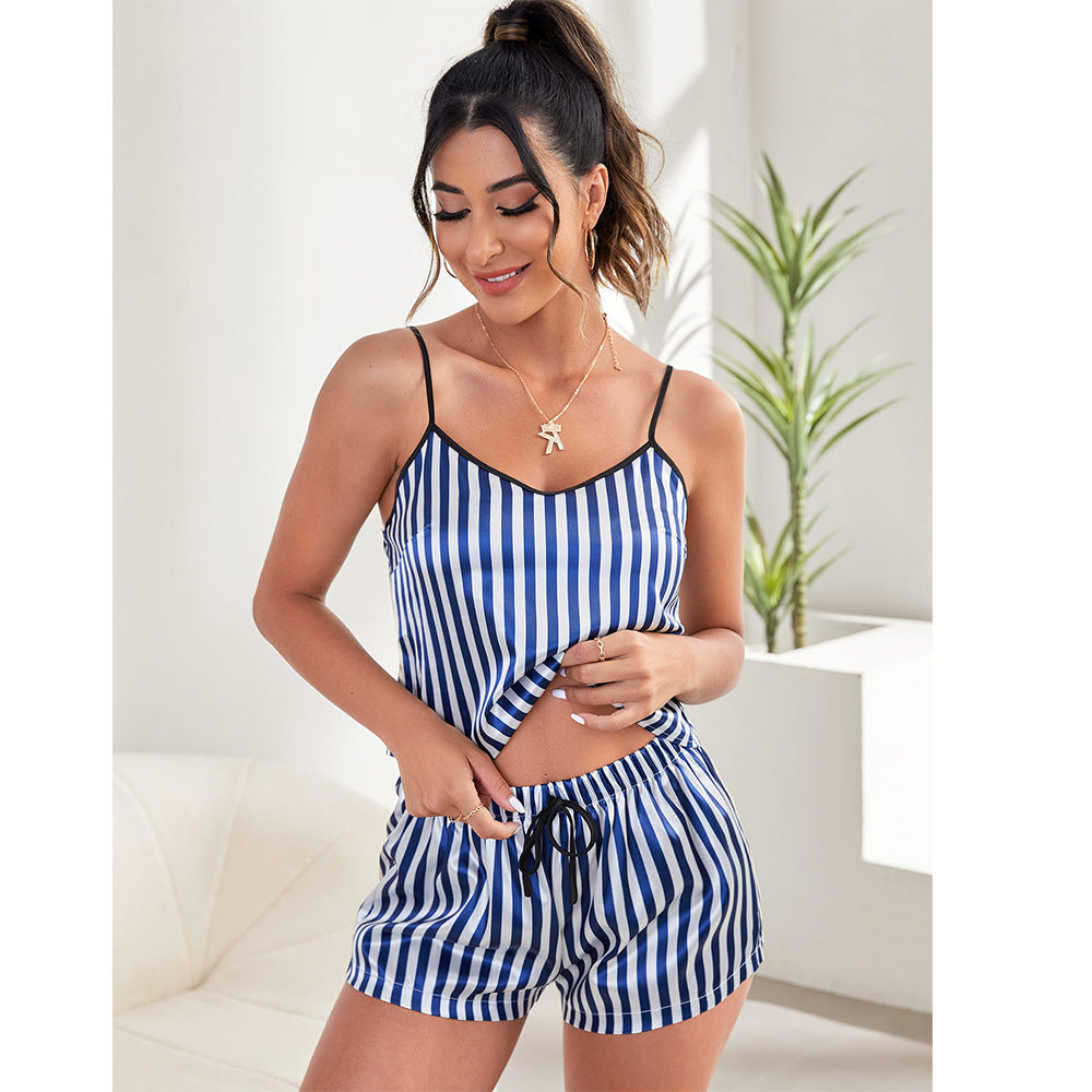 Ensemble deux pièces short et nuisette en soie glacée, parfait pour l'été et comme vêtement d'intérieur fin.