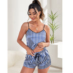 Ensemble deux pièces short et nuisette en soie glacée, parfait pour l'été et comme vêtement d'intérieur fin.