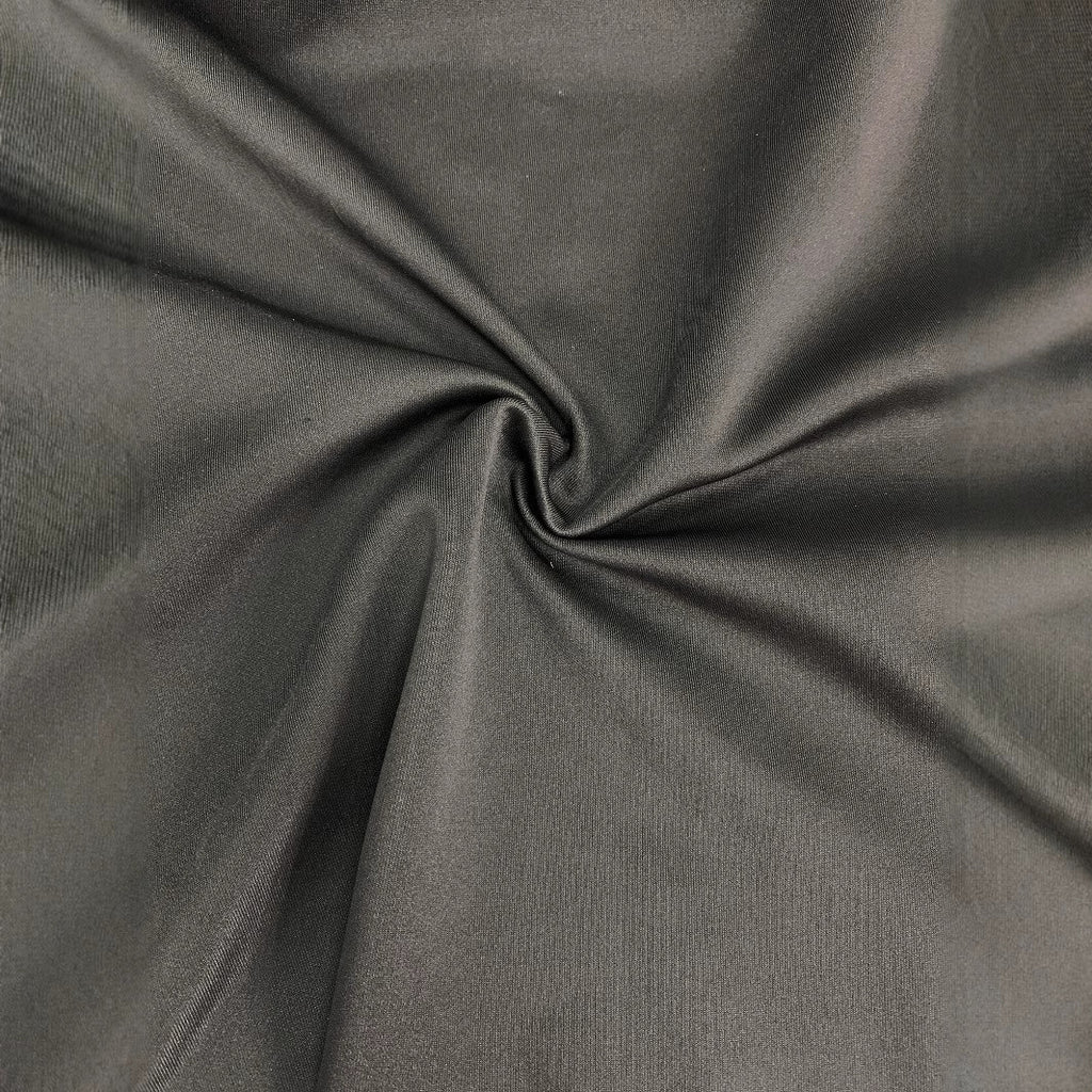 Robe noire fendue à cape asymétrique