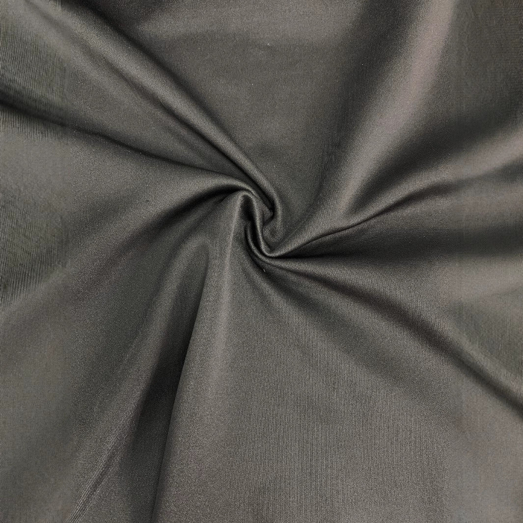 Robe noire fendue à cape asymétrique