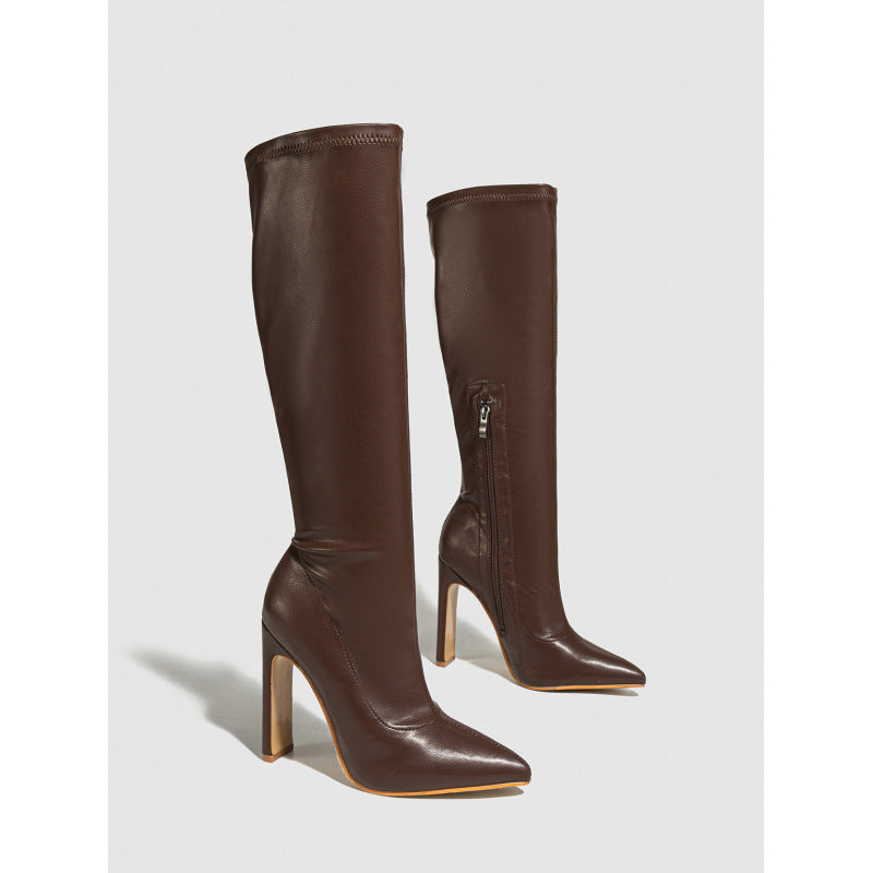 Bottes à bout pointu et talons aiguilles fins pour une silhouette élancée