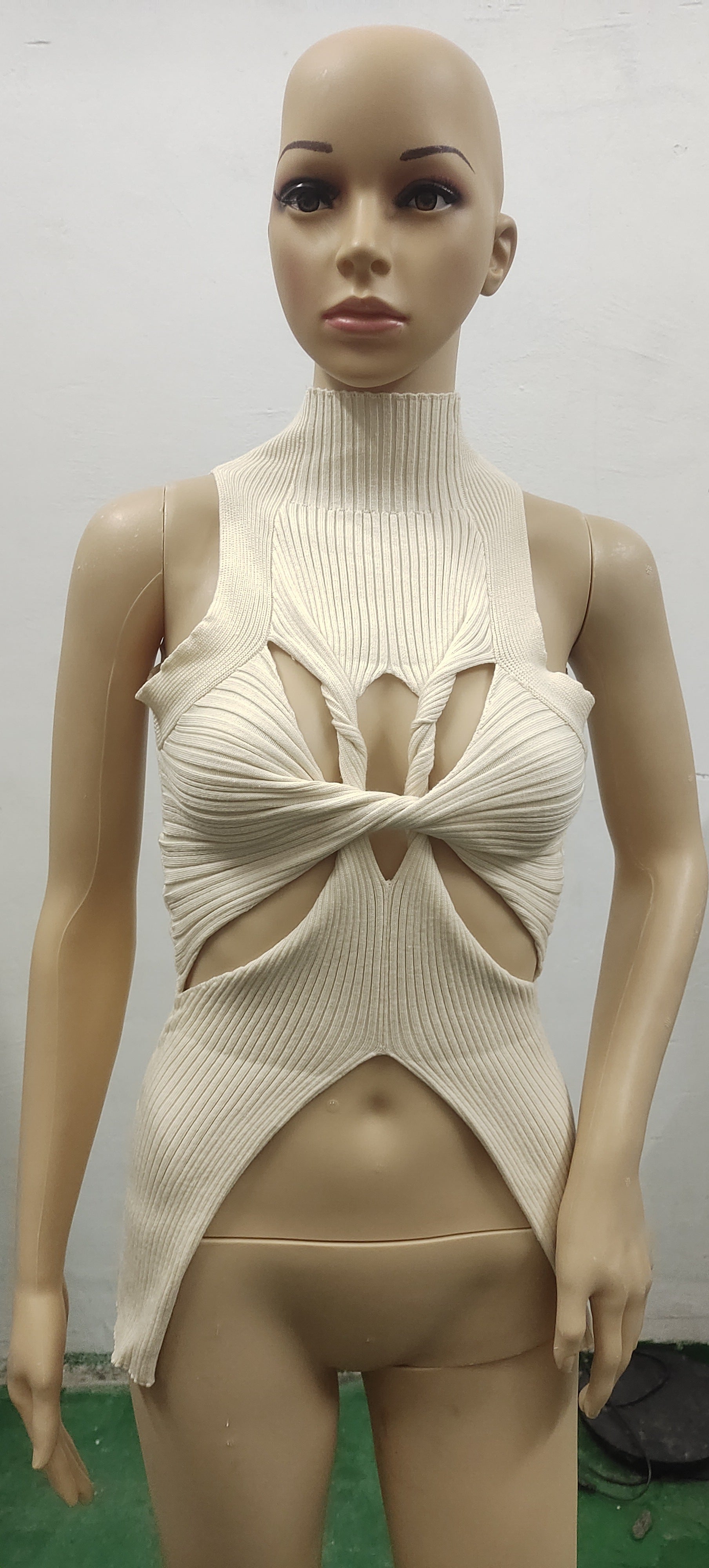 Gilet en laine torsadée sans manches évidé et irrégulier pour femme