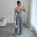 Ensemble deux pièces d'été sans manches pour femme : gilet moulant à col en V et pantalon taille haute.