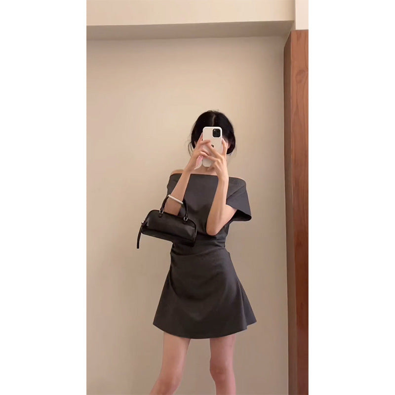 Robe courte gris haut de gamme avec col dégagé et manches courtes