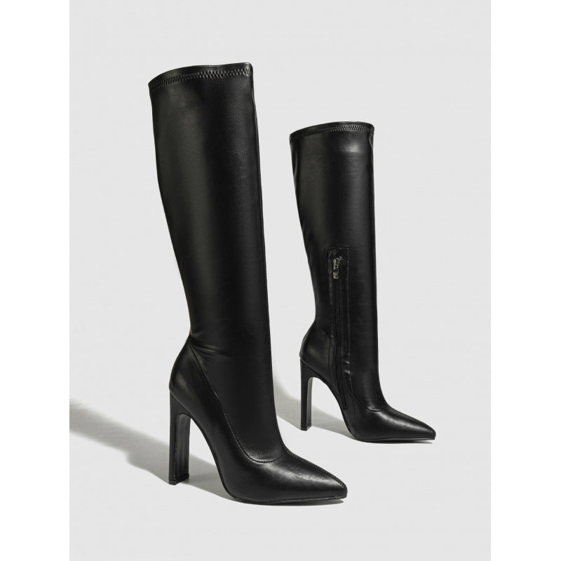 Bottes à bout pointu et talons aiguilles fins pour une silhouette élancée