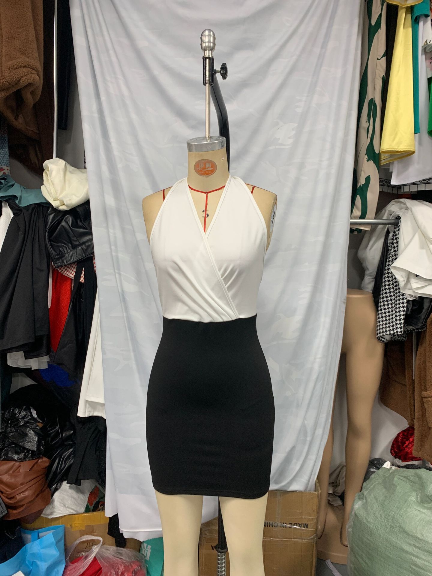 Nouvelle robe sans dos sophistiquée style français en patchwork noir et blanc