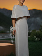 Ensemble top coupe cape en satin et robe longue ajustée