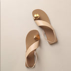 Sandales plates françaises décontractées à boucle tout-terrain pour femme avec bout couvert