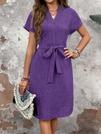 Robe femme à col en V unie à manches courtes et ceinture nouée