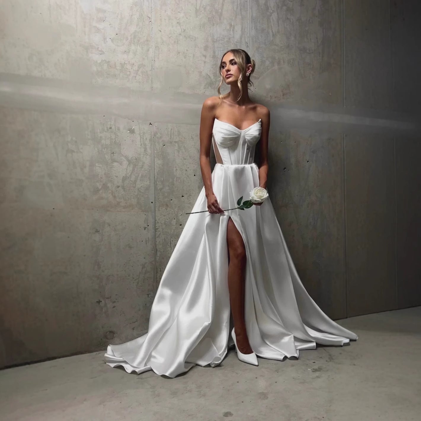 Robe de mariée bandage en satin blanc à poches fendues
