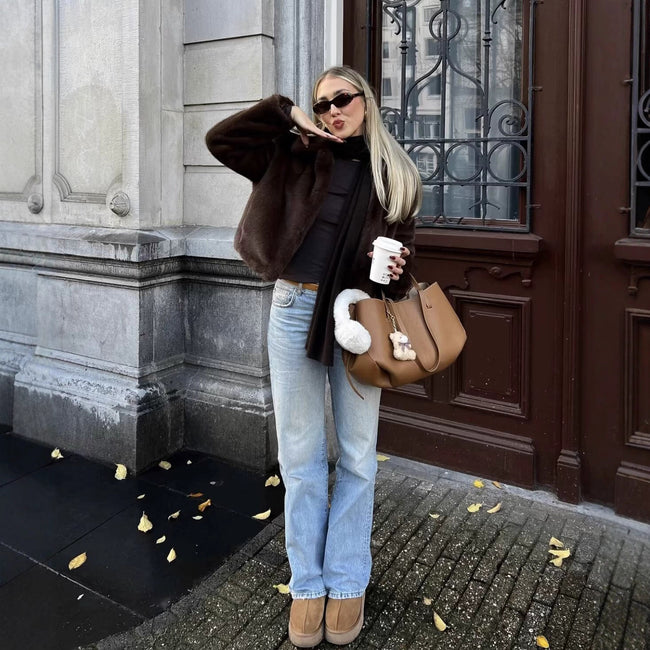 Veste femme ample et tendance à revers effet fourrure artificielle Main Image