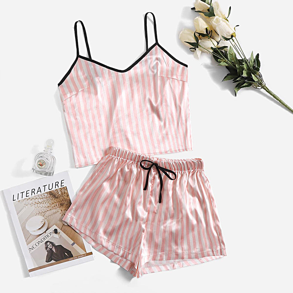 Ensemble deux pièces short et nuisette en soie glacée, parfait pour l'été et comme vêtement d'intérieur fin.