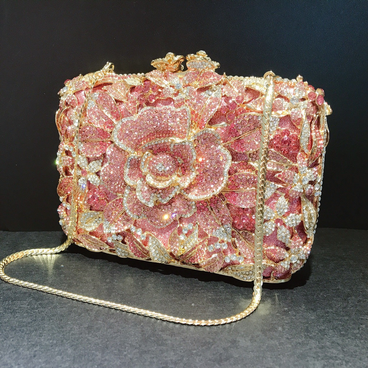 Pochette de soirée en métal rose, chaîne et diamants