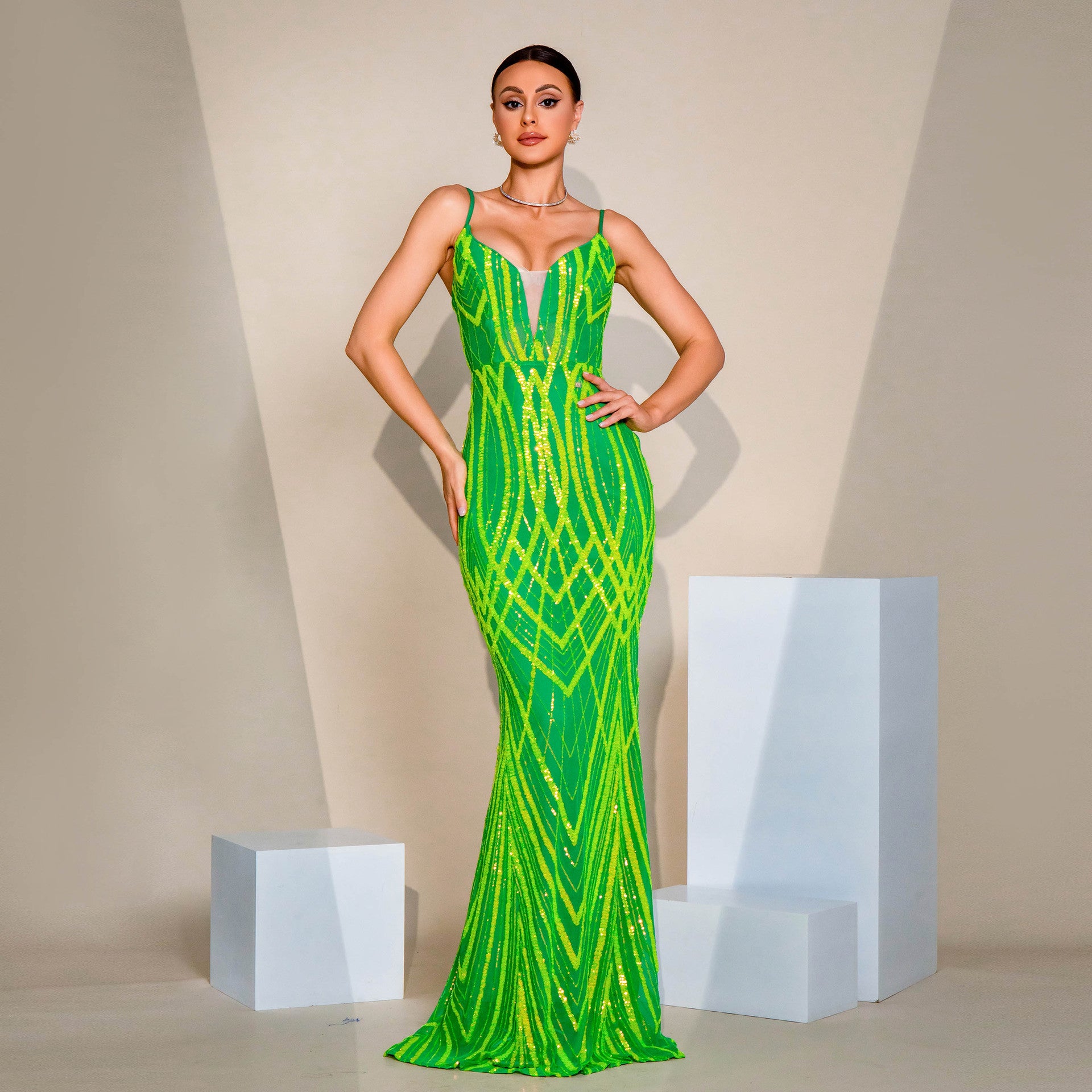 Robe de soirée sirène à bretelles et col en V brodée de sequins
