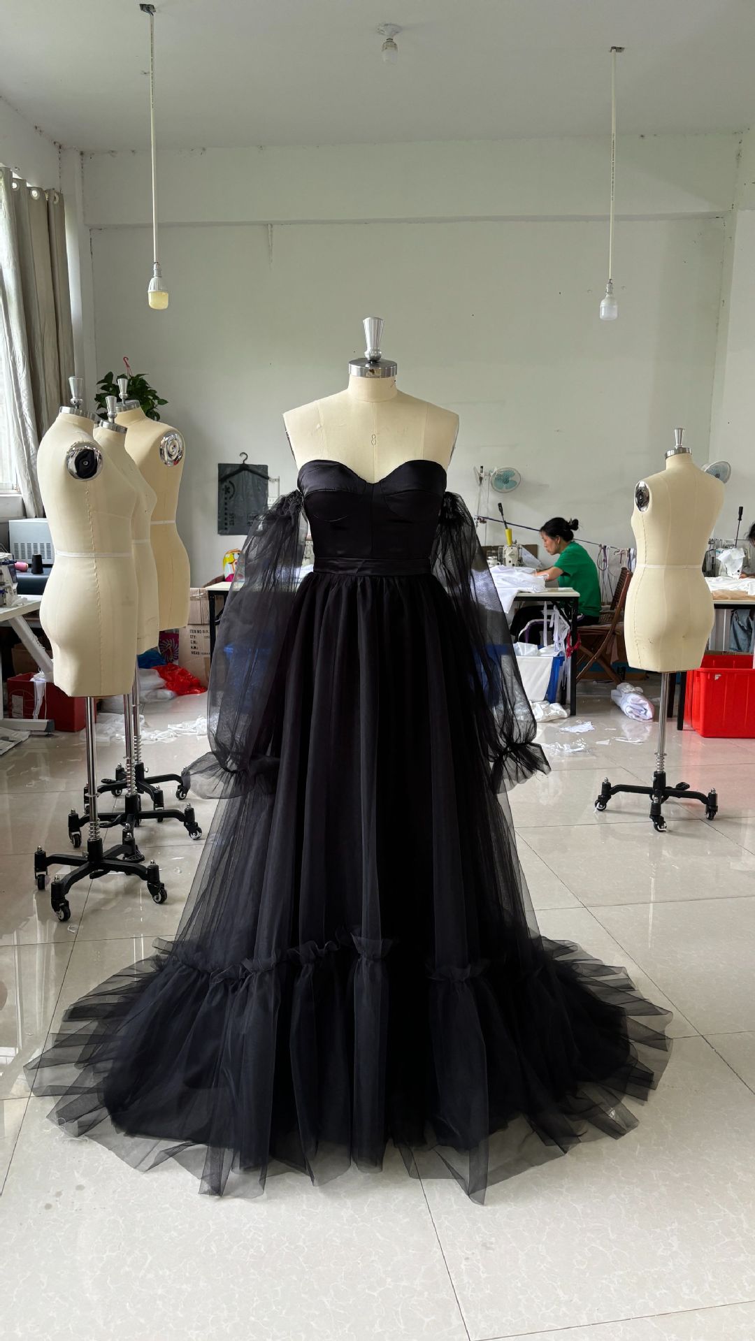 Robe de mariée noire en dentelle transparente à manches longues pour femme