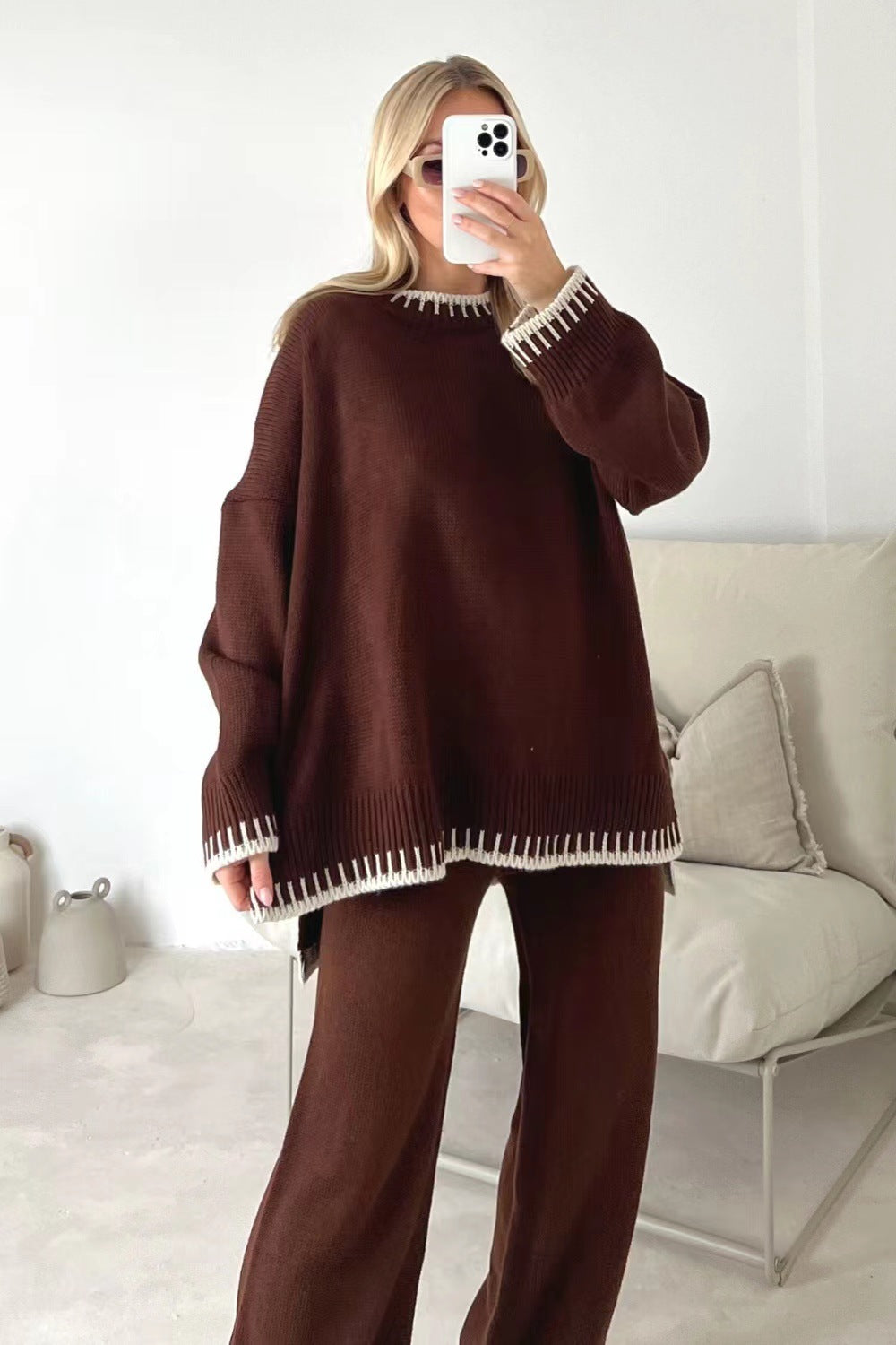 Ensemble deux pièces mode pour femme : haut pull à manches longues fendues et pantalon droit ample de couleur unie