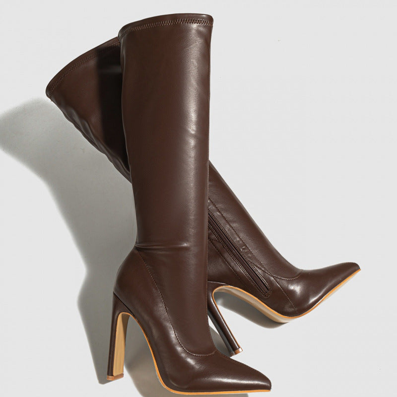 Bottes à bout pointu et talons aiguilles fins pour une silhouette élancée