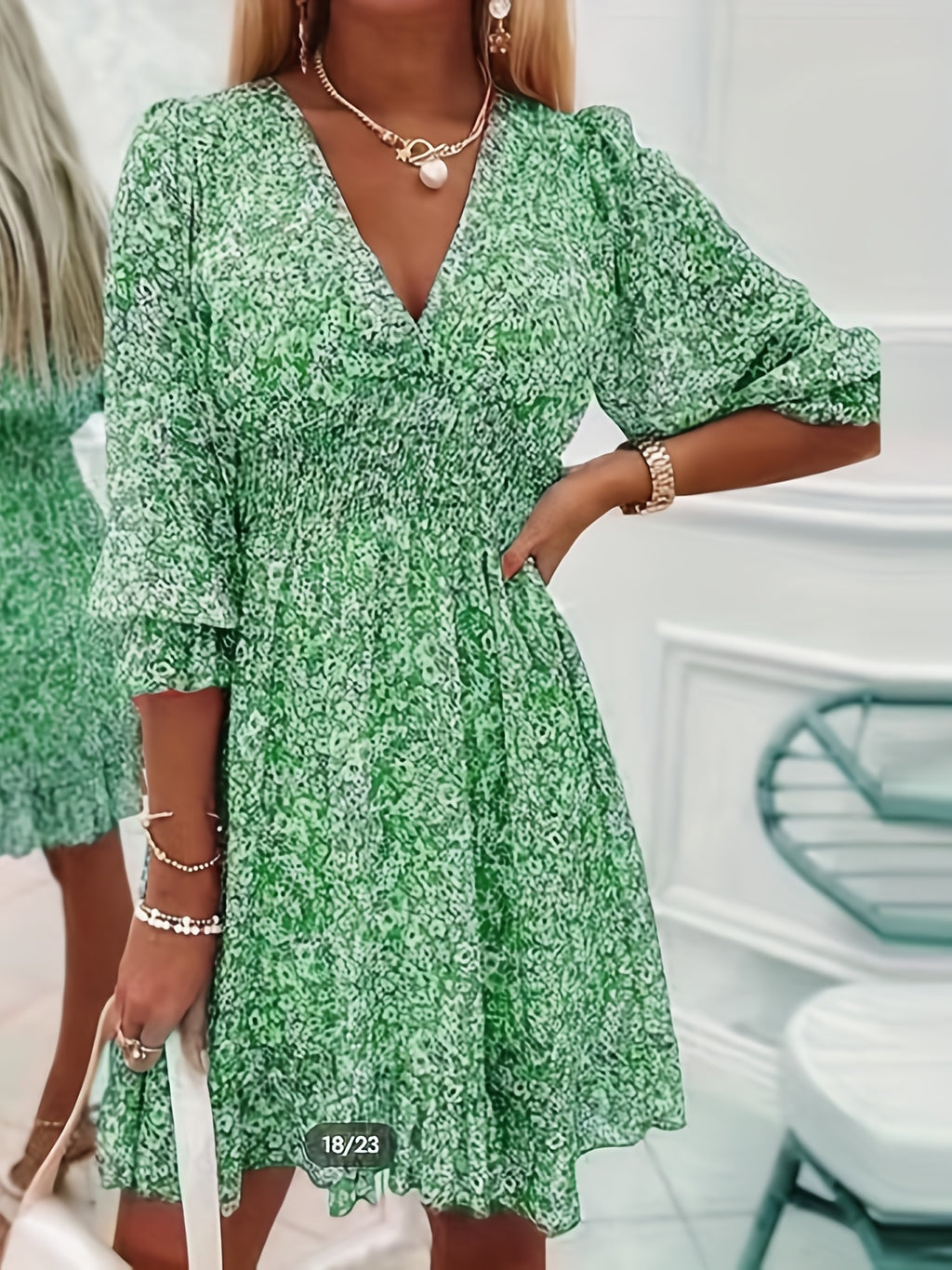 Robe imprimée col V avec manches et taille à volants - design exquis et élégant pour femmes - parfaite pour les femmes au printemps et en automne.
