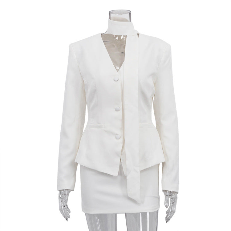 Ensemble deux pièces jupe fourreau et veste de costume cintrée à col roulé, décolleté en V et manches longues