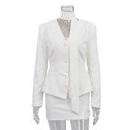Ensemble deux pièces jupe fourreau et veste de costume cintrée à col roulé, décolleté en V et manches longues
