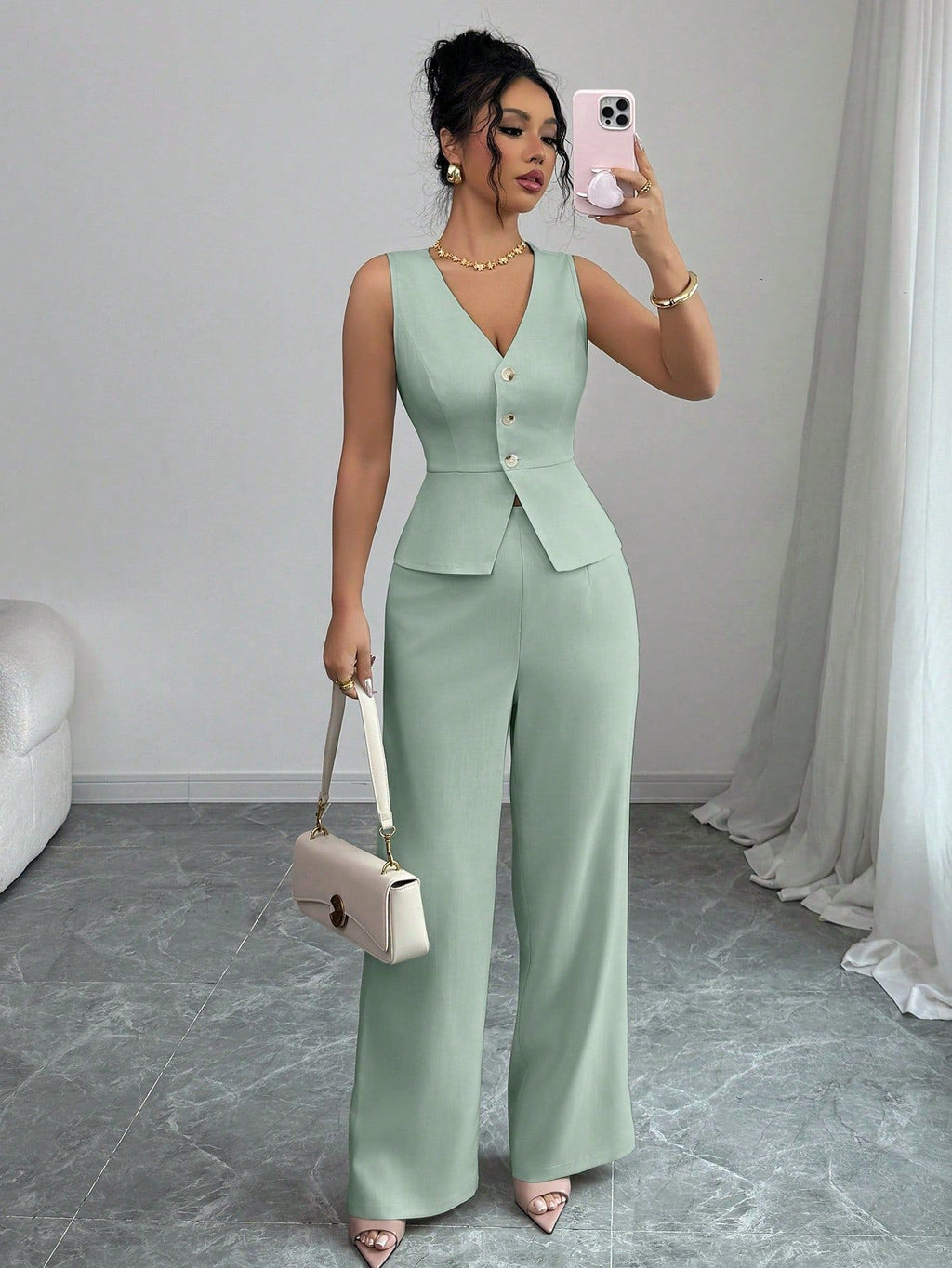 Ensemble deux pièces d'été sans manches pour femme : gilet moulant à col en V et pantalon taille haute.