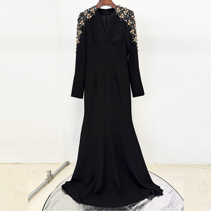 Robe à traîne courte fendue sur le devant, ornée de perles industrielles et de diamants