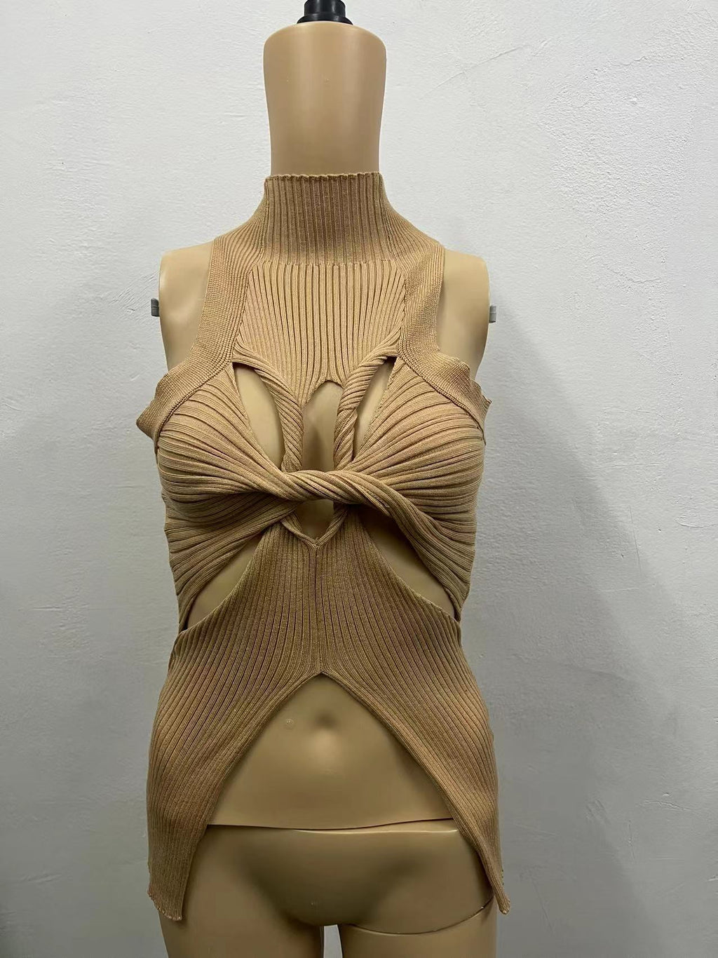 Gilet en laine torsadée sans manches évidé et irrégulier pour femme